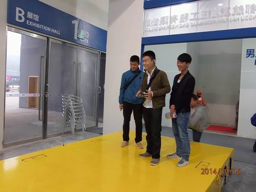 平博（中国）参展2014绵阳科博会-观众对全向移动平台表现了浓厚的兴趣.jpg