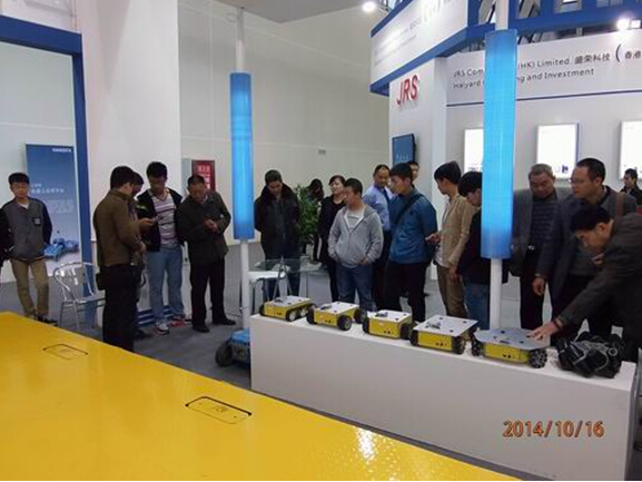 平博（中国）参展2014绵阳科博会-技术人员向观众演示机器人.jpg